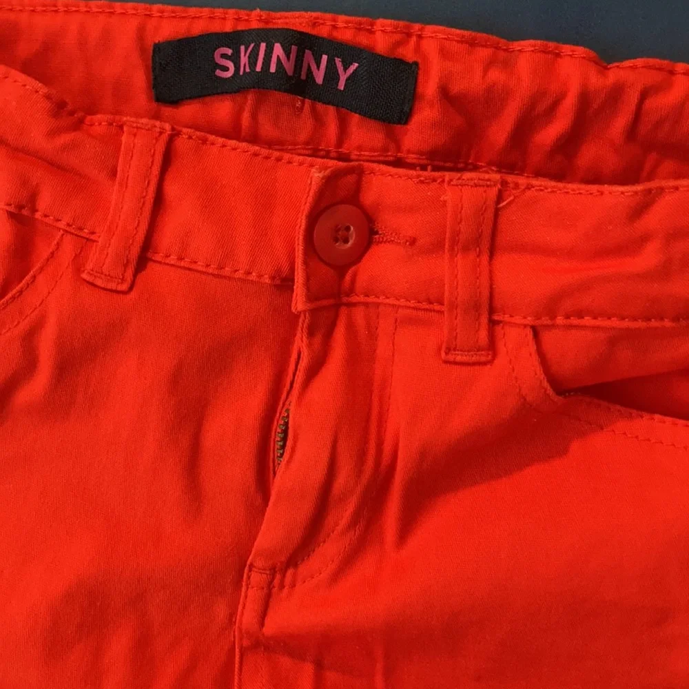 • Red pants • - Picture 2 of 5